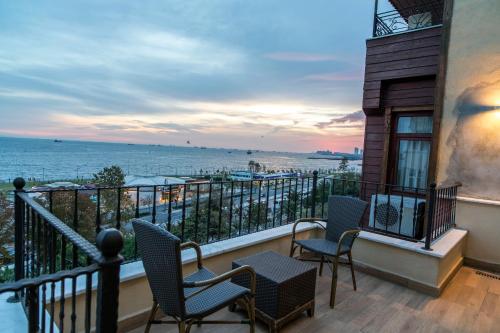 伊斯坦布尔欢呼灯塔酒店的阳台配有椅子,享有海景。