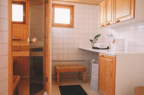基尔科努米Katve Nature Retreat的厨房配有水槽和台面