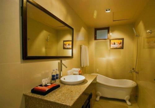 美寿宋梯恩附楼酒店的带浴缸、水槽和镜子的浴室