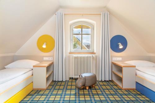 赫维兹Kolping Holiday Resort的阁楼卧室设有两张床和窗户。