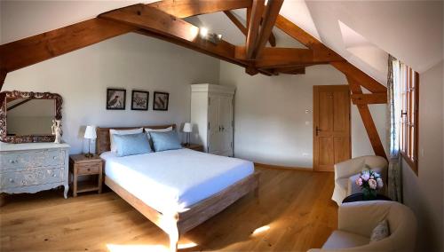 Les Cèdres du Linard, Chambres d'Hôtes B&B Near Lascaux, Montignac, Sarlat-la-Canéda, Dordogne客房内的一张或多张床位