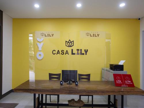 马尼拉Super OYO 570 Casa Lily的黄色墙壁的房间里一张桌子
