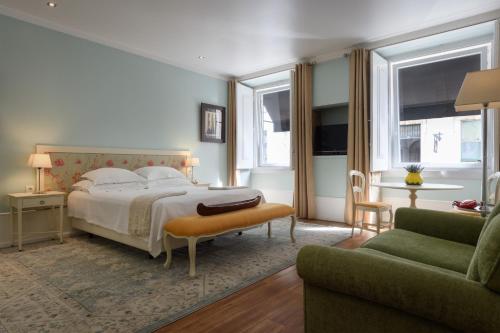 里斯本阿莱克里姆澳希亚多旅馆的酒店客房,配有床和沙发
