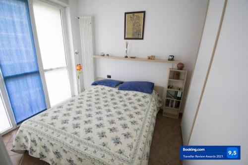 米兰Gaia house的一间卧室配有一张床铺,床上有毯子