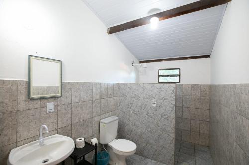 阿拉亚尔达茹达Pousada Bella Vida的一间带水槽、卫生间和镜子的浴室