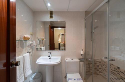 林孔-德拉维多利亚林孔索尔酒店的一间带水槽、卫生间和淋浴的浴室