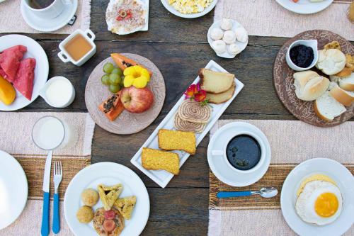 嘎林海斯港Pousada Brisa Do Porto的餐桌,盘子上放着食物和咖啡