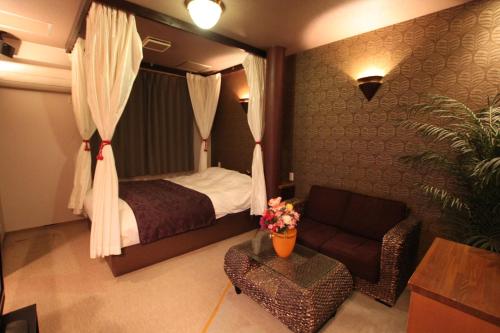 Barajimaホテル シンドバッド滝沢店 Adult Only的酒店客房,配有床和沙发