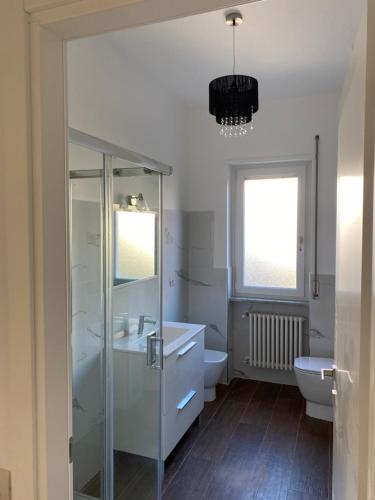 伊塞尔尼亚Suite in Città residence的一间带玻璃淋浴和水槽的浴室