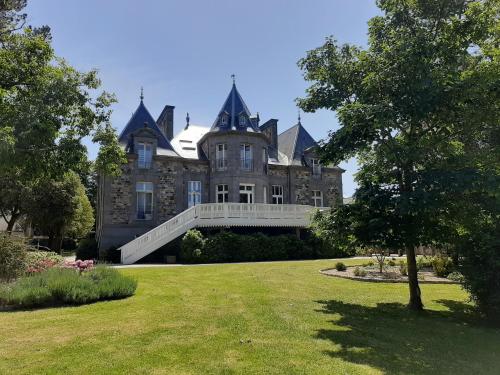 圣马洛Manoir Le Castel & Villa Beaumaris的前面有大草坪的大房子