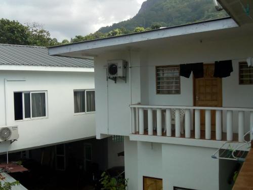 维多利亚Corner Bay Apartments Beau Vallon,Mahe的房屋的阳台享有风景。