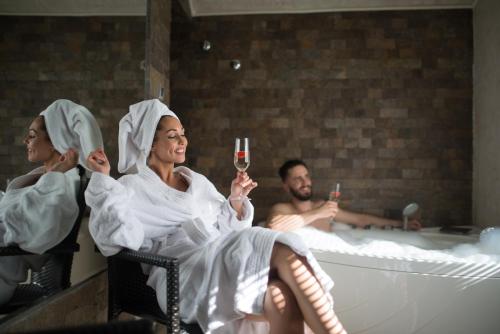 斯雷姆斯基卡尔洛夫奇总统别墅酒店的一群人坐在浴缸里喝一杯葡萄酒