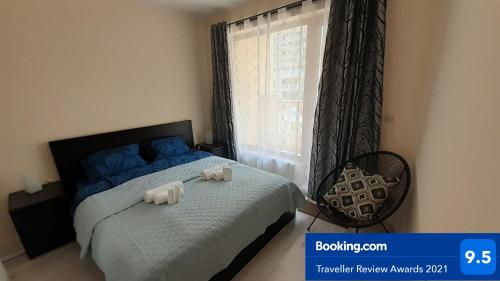 瓦尔纳RELAX Apartment in Varna South Bay Residence的一间卧室配有一张带两个枕头的床