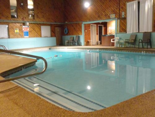 北康威东方酒店及套房（原东方旅馆）的大楼内的大型游泳池