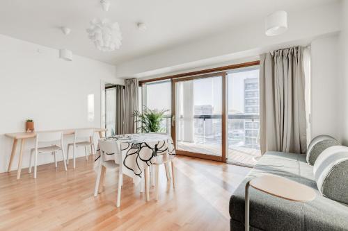 埃斯波Tapiola Oak Apartment的客厅配有沙发和桌子