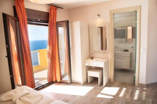 埃费奥纳斯PORTO TIMONI的一间卧室配有一张床,享有海景