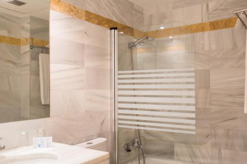 卡拉布兰卡Sagitario Vista Playa I Apartamentos的带淋浴、卫生间和盥洗盆的浴室