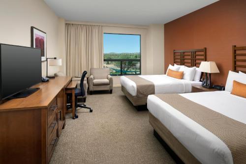 喷泉山Wekopa Casino Resort的酒店客房设有两张床和一台平面电视。