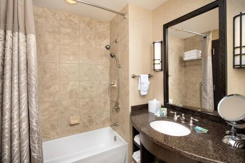 喷泉山Wekopa Casino Resort的带浴缸、水槽和淋浴的浴室