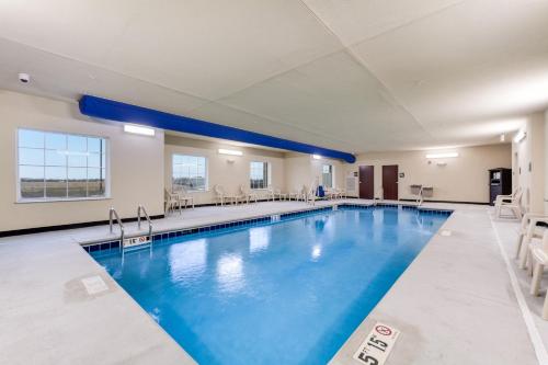 CozadCobblestone Hotel & Suites - Cozad的蓝色的大游泳池,位于酒店客房内