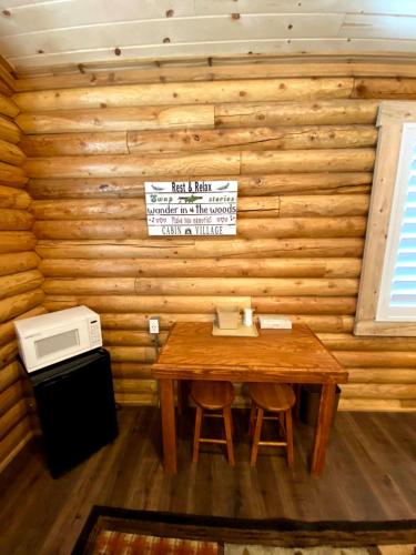 艾兰帕克Cabin Village的木房间设有桌子和微波炉