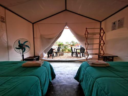 伊察Ecocamp Huacachina的带庭院的帐篷,配有两张床