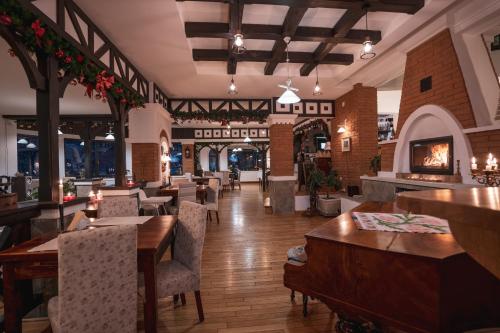 布朗康纳蔻布拉特苏酒店的一间带桌椅和壁炉的餐厅