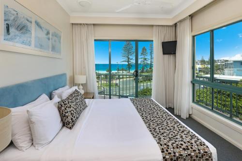 亚历山德拉岬角亚历克斯海滨度假村的一间卧室设有一张床和一个大窗户