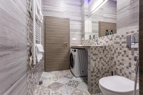 卡罗维发利Residence IRON CUBE的一间带卫生间和洗衣机的浴室
