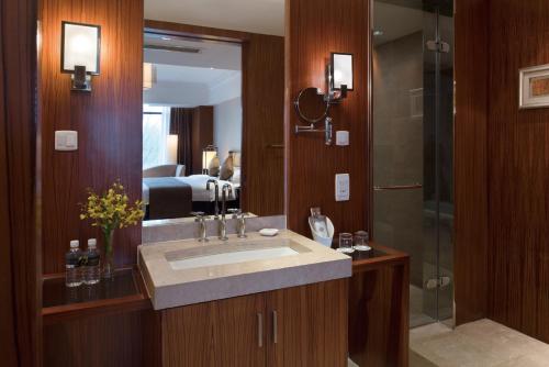 金陵江滨酒店的一间浴室