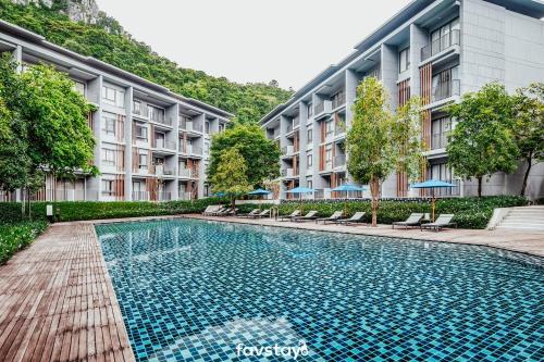 Phayayen23 Degrees Khao Yai by Favstay的大楼前的游泳池