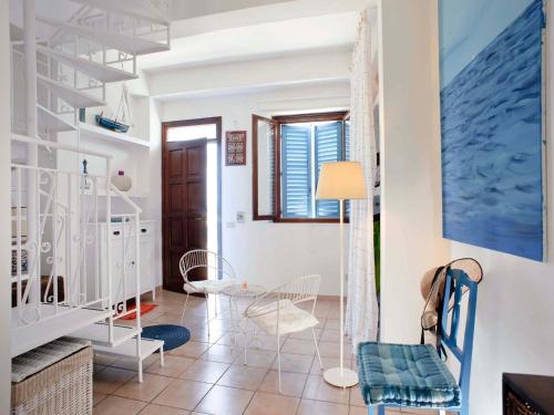 马里迪莫Casa Marettimo的客厅设有楼梯和桌椅