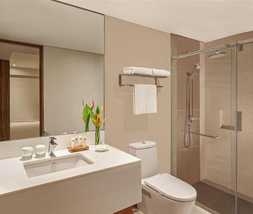 纳苏格布派克金沙酒店的浴室配有卫生间、盥洗盆和淋浴。