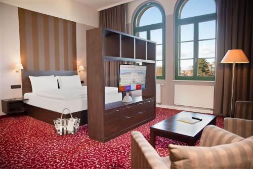 布兰肯堡Schlosshotel Blankenburg的酒店客房设有床和客厅。