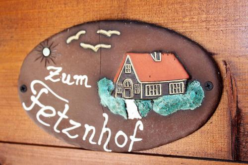 格拉绍Fetznhof-Zuhaus的顶部有房子的岩石