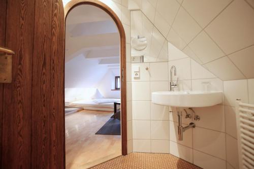格里马丹玛斯奇麦霍芬酒店的一间带水槽和镜子的浴室