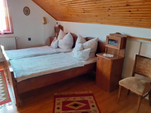 西格利盖特米凯莱斯公寓的卧室配有1张床、1张桌子和1把椅子