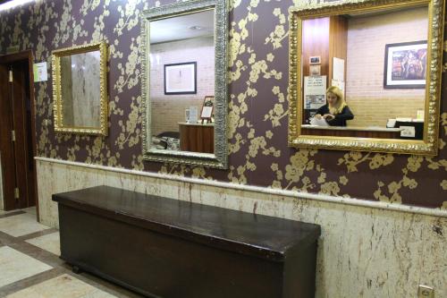 蓬费拉达埃尔卡斯特洛酒店的女人在带两面镜子的浴室里