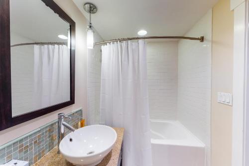 德斯坦Sandestin Elation #5616的一间带水槽、浴缸和镜子的浴室