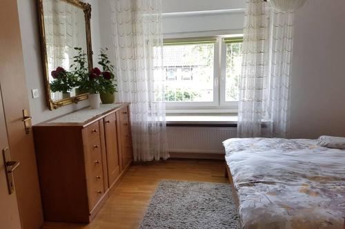 马里博尔Welcome to enjoy Maribor !的一间卧室配有一张床、镜子和窗户