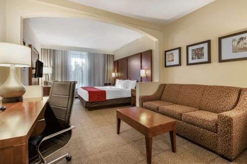 肯代尔迈阿密舒适套房酒店的酒店客房设有一张沙发和一张床
