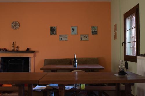 DíonKoromilia refuge的客厅配有桌子和一瓶葡萄酒