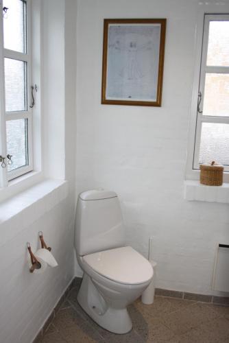 斯卡恩Holiday-Skagen的一间带卫生间的浴室和墙上的照片