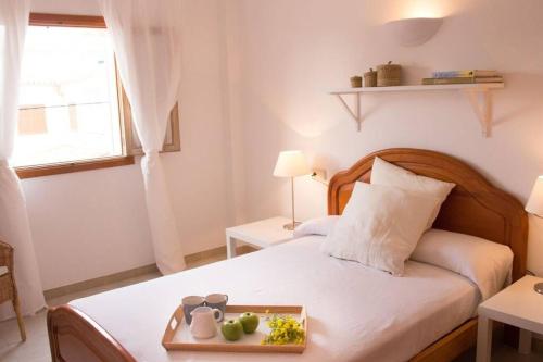 卡拉菲格拉Miramar的一间卧室配有一张床,上面有水果盘