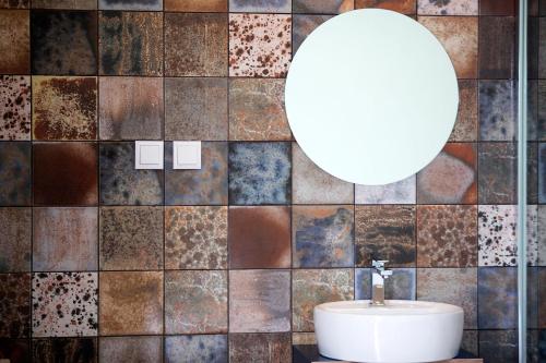 蓬塔德尔加达Salt Lips Surf & Coworking Azores的一间带水槽和镜子的浴室