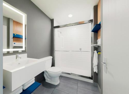 Microtel Inn Suites by Wyndham Lac-Megantic的一间浴室