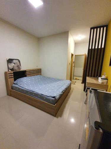 Ban Lam Phak Kutหอพัก เดอะพีค THE PEAK KLONG 6的卧室中间设有一张床