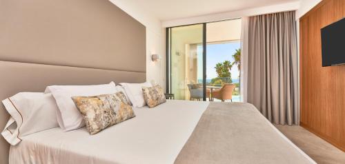 蓬塔普里马蓬塔普里马因索特尔名誉Spa公寓式酒店的卧室设有一张大白色床和阳台