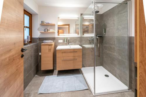 戈尔德格LakeSide Appartments的带淋浴和盥洗盆的浴室