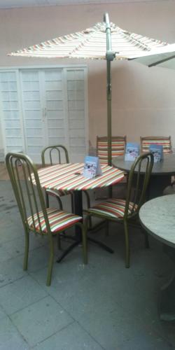 伊瓜苏pousadavaledasaguas的庭院内桌椅和遮阳伞